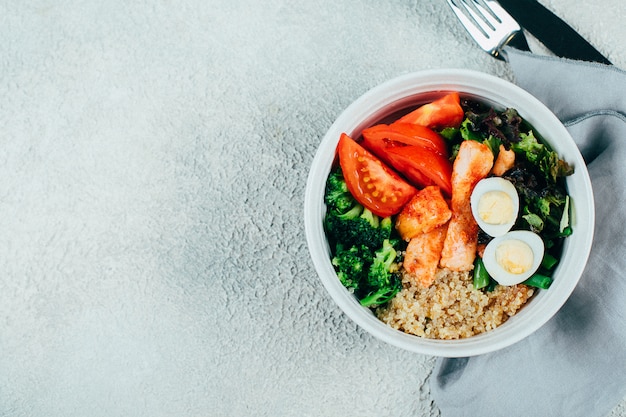 Insalatiera di pesce con salmone, couscous, insalata mista, fagiolini, broccoli, pomodori, uova di quaglia