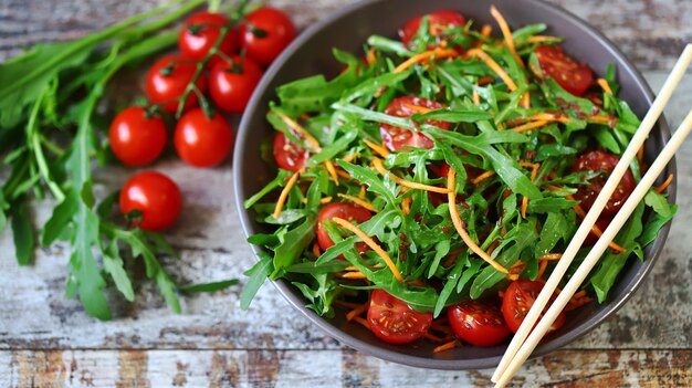 Insalatiera salutare con rucola carote e pomodorini