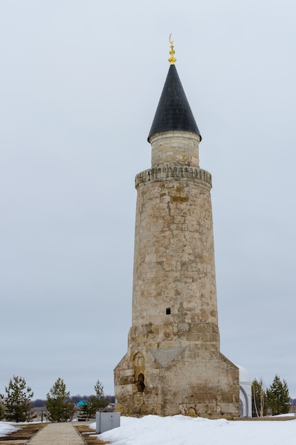 insediamento bulgaro. Piccolo minareto in una nuvolosa giornata di primavera a Bolgar, Tatarstan, Russia.