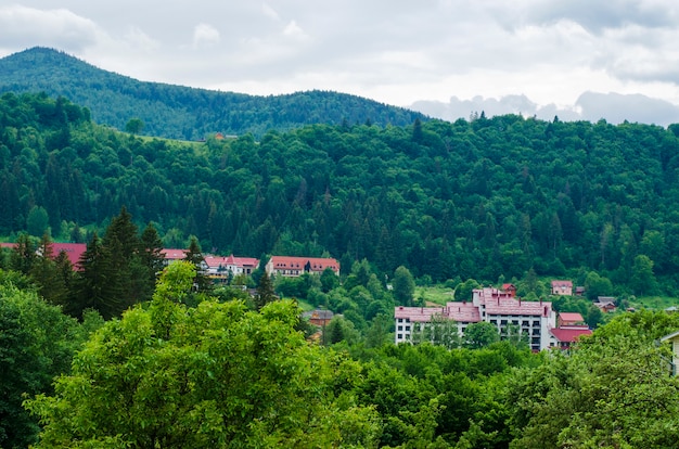 Insediamento in montagna, un villaggio turistico nei Carpazi