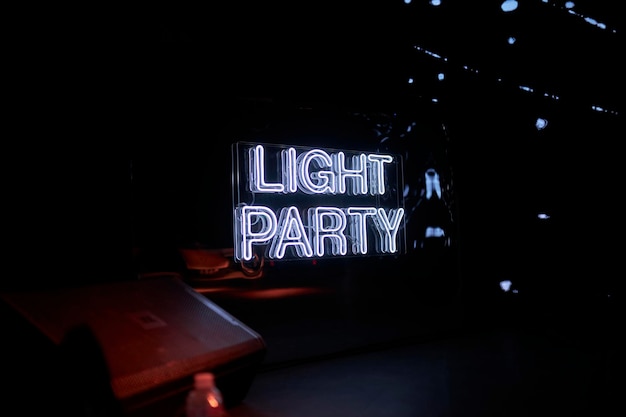 Insegna al neon bianca Light Party Iscrizione al neon bianca Light Party at the party