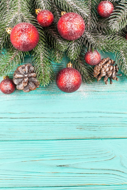 Insegna di Natale con l&#39;albero verde, decorazioni della palla, coni su fondo strutturato di legno