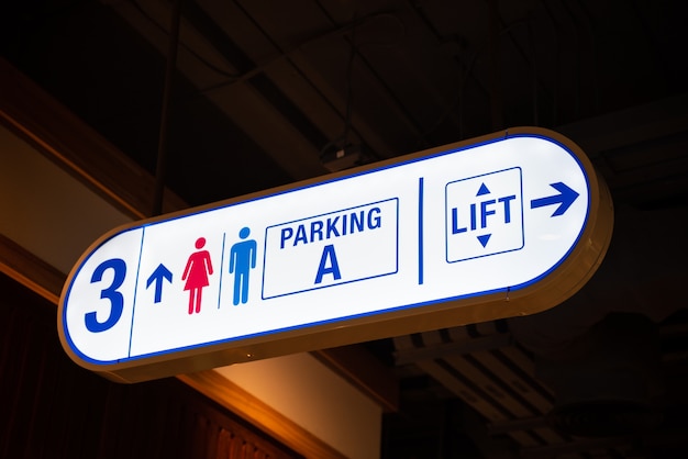 Insegna luminosa Livello, toilette, parcheggio, ascensore nel centro commerciale