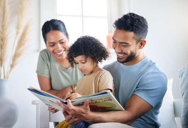 Insegnandole alcune cose nuove Inquadratura di una giovane famiglia che legge un libro insieme a casa