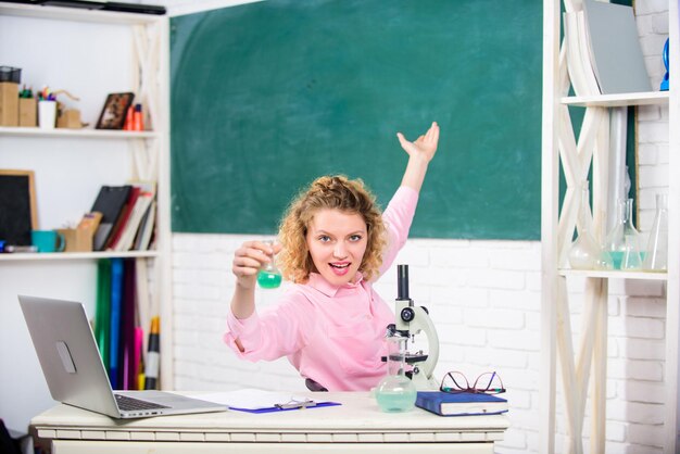 Insegnante appassionato di scienza. Giornata della conoscenza. Ispirazione per lo studio. Indagine sul progetto degli studenti. Concetto di apprendimento. Studente di talento con borsa di studio. Aula dello studente di college della donna con il computer portatile.