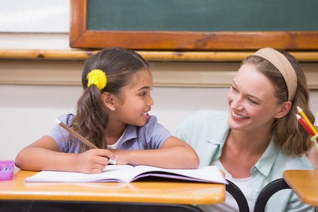 Insegnante che aiuta allievo in aula