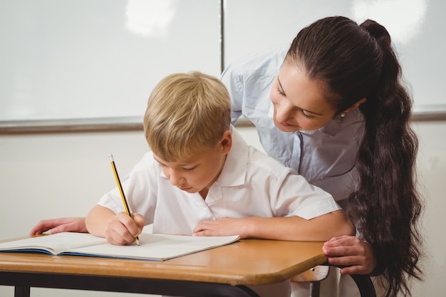 Insegnante che aiuta uno studente in classe