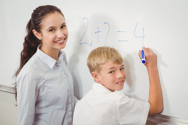 Insegnante che aiuta uno studente in classe