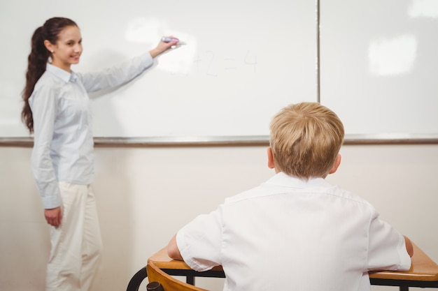 Insegnante che aiuta uno studente in classe