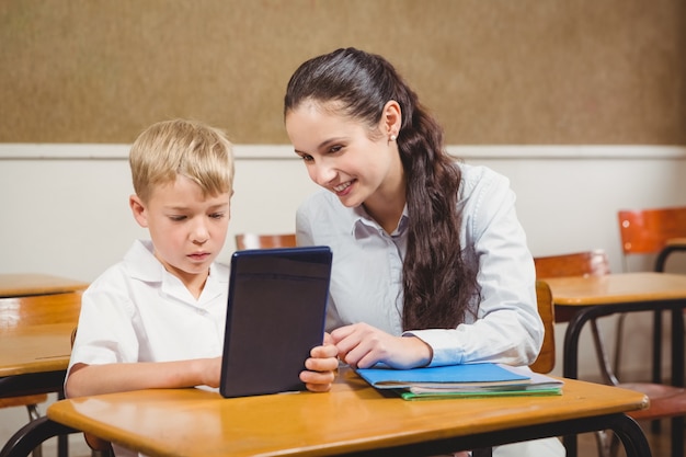 Insegnante che aiuta uno studente in classe