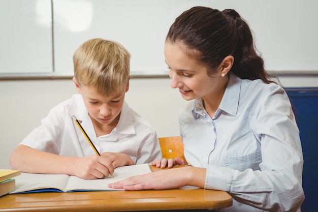 Insegnante che aiuta uno studente in classe