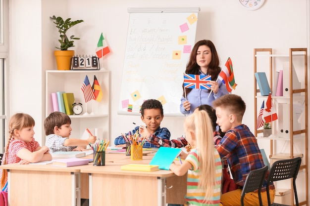 Insegnante che conduce lezione per i bambini piccoli alla scuola di lingue