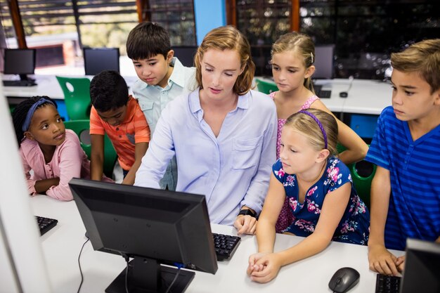 Insegnante che dà lezione ai suoi studenti con il pc del computer