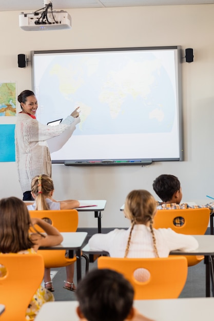 Insegnante che dà lezione ai suoi studenti