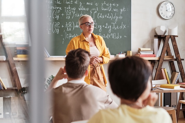 Insegnante che insegna agli studenti a scuola