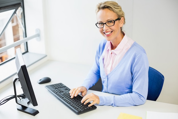 Insegnante che lavora al computer in aula