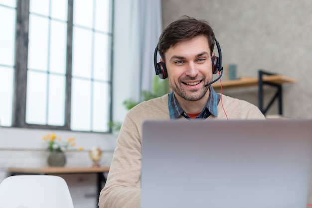 Insegnante che parla con i suoi studenti dal computer portatile