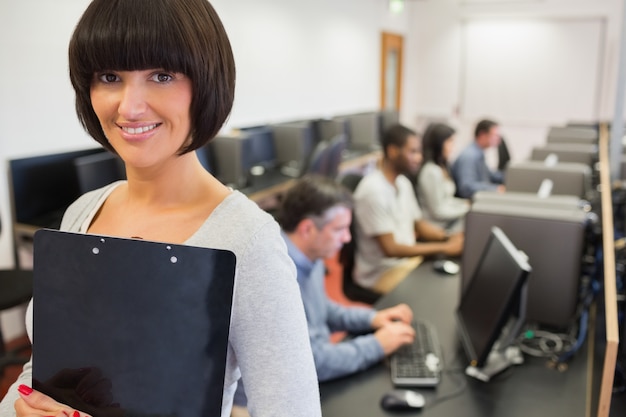 Insegnante che sorride in classe di computer