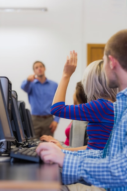 Insegnante che spiega agli studenti nella sala computer