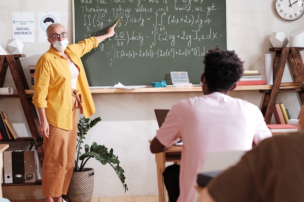 Insegnante che spiega la matematica agli studenti