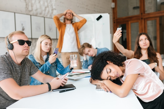 insegnante che spiega lezione agli studenti