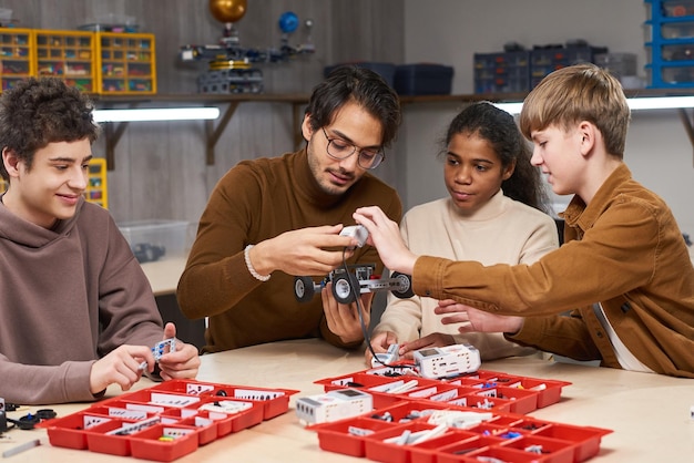 Insegnante con bambini in classe di robotica