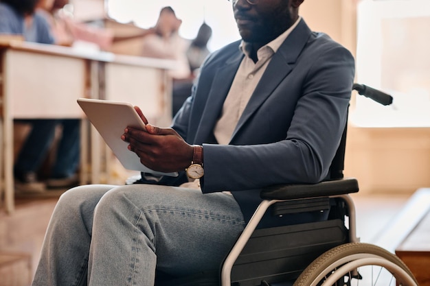 Insegnante con disabilità che utilizza tablet pc