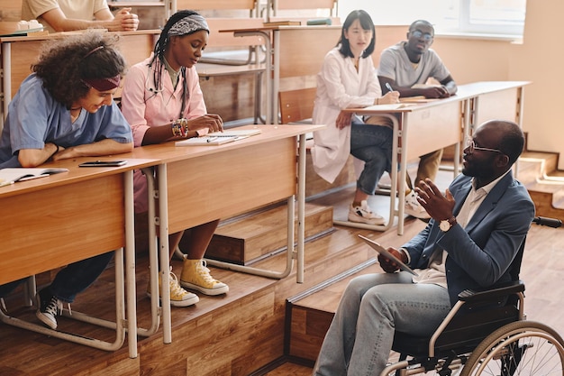 Insegnante con disabilità lezione di lettura per studenti di medicina