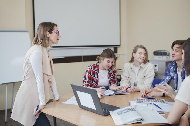 Insegnante con studenti universitari in classe