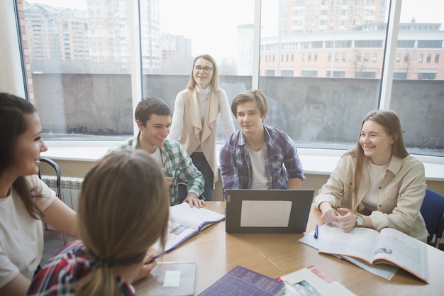 Insegnante con studenti universitari in classe