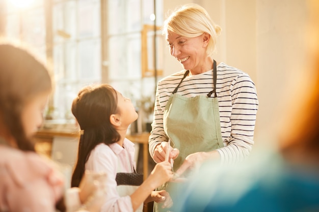 Insegnante d'arte che lavora con i bambini