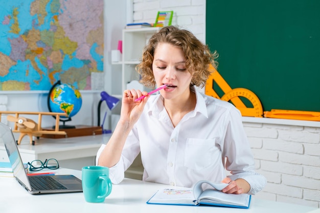 Insegnante della donna della scuola in aula Istruzione e apprendimento