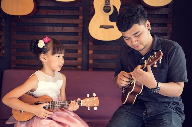 Insegnante di chitarra ukulele insegna musica a scuola