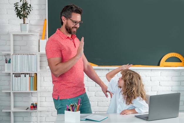 Insegnante di scuola e allievo in classe