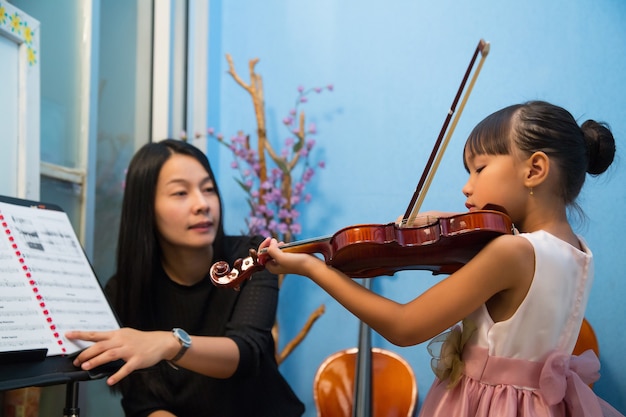 Insegnante di violino insegna musica a scuola