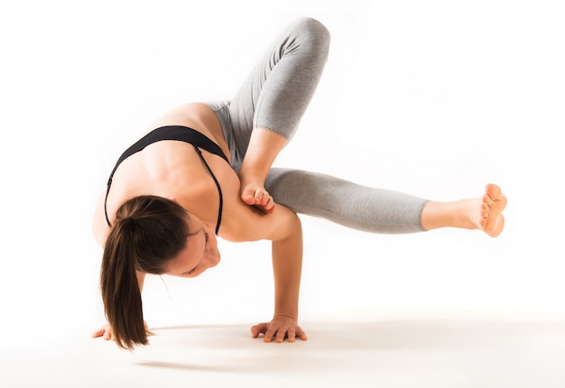 Insegnante di yoga giovane e bella donna