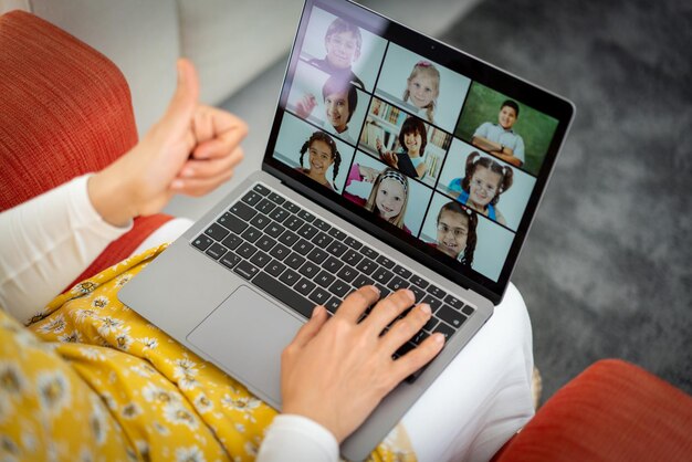 Insegnante donna araba che lavora con la scuola online per bambini durante la pandemia