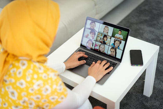 Insegnante donna araba che lavora con la scuola online per bambini durante la pandemia