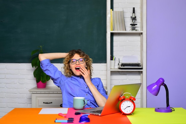 Insegnante donna stanca in classe torna a scuola istruzione online ritratto dell'università femminile