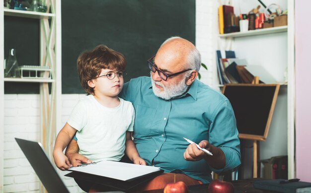 Insegnante e allievo che imparano insieme a scuola di nuovo a scuola