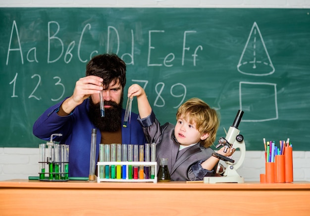 Insegnante e allievo ragazzo in laboratorio chimico Inventare farmaci Scienziato farmaceutico Scienza e tecnologia per il controllo delle malattie Esperimento di laboratorio Benessere futuro Laboratorio scolastico