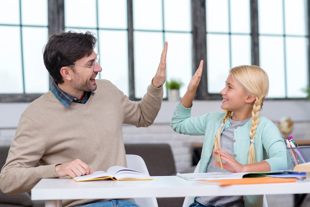 Insegnante e giovane studente sono allegri