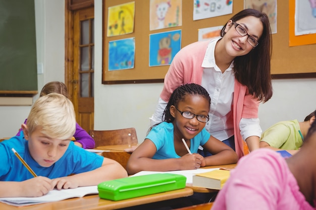 Insegnante e studente sorridenti insieme