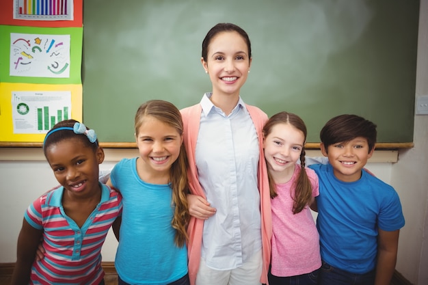 Insegnante ed allievi che sorridono nell&#39;aula