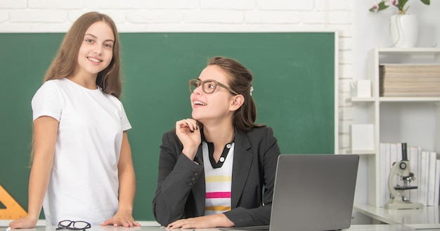 Insegnante felice in bicchieri con lezione di avena bambino con computer, istruzione.