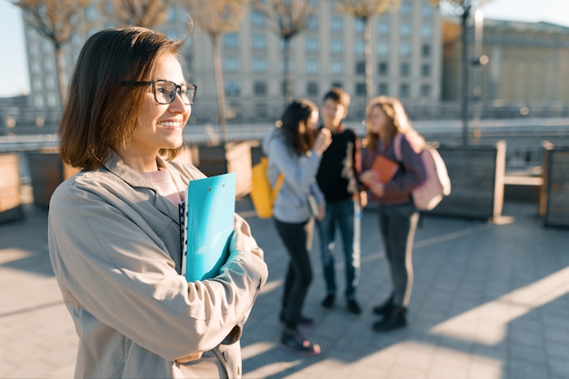 insegnante femminile sorridente matura