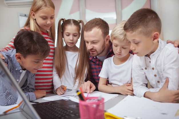 Insegnante maschio che lavora con i bambini in età prescolare