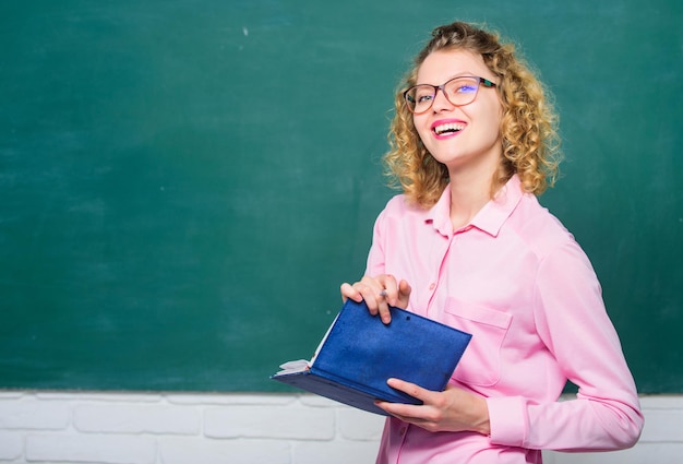 Insegnante migliore amica degli studenti Insegnante di scuola donna davanti alla lavagna Appassionata di conoscenza Pedagoga che tiene un libro e spiega le informazioni Concepto di istruzione Insegnante che spiega argomenti difficili