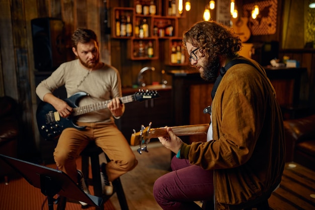 Insegnante musicista che spiega come suonare la chitarra