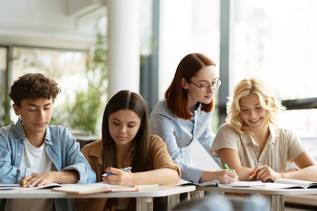 insegnante o tutor che tiene una lezione che aiuta a spiegare qualcosa che studia la lingua di apprendimento